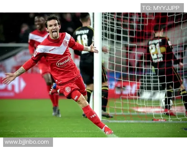 杜塞多夫与慕1860的激烈对决揭示足球战术与团队协作的精彩瞬间